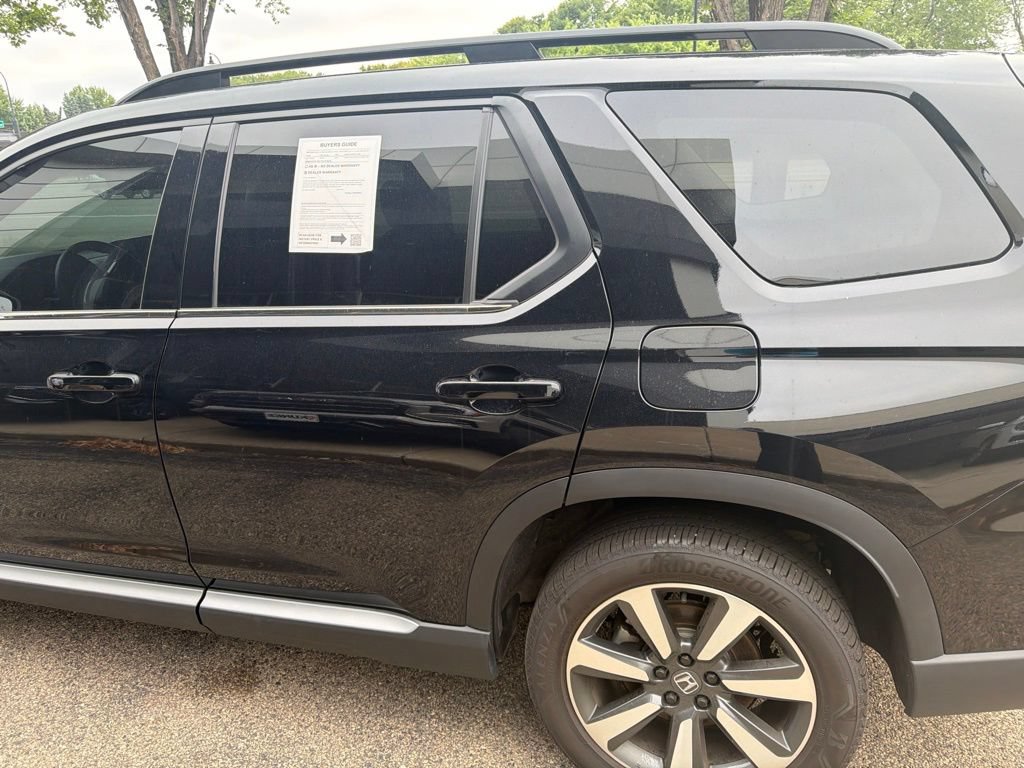 Used 2025 Honda Pilot Touring image 3