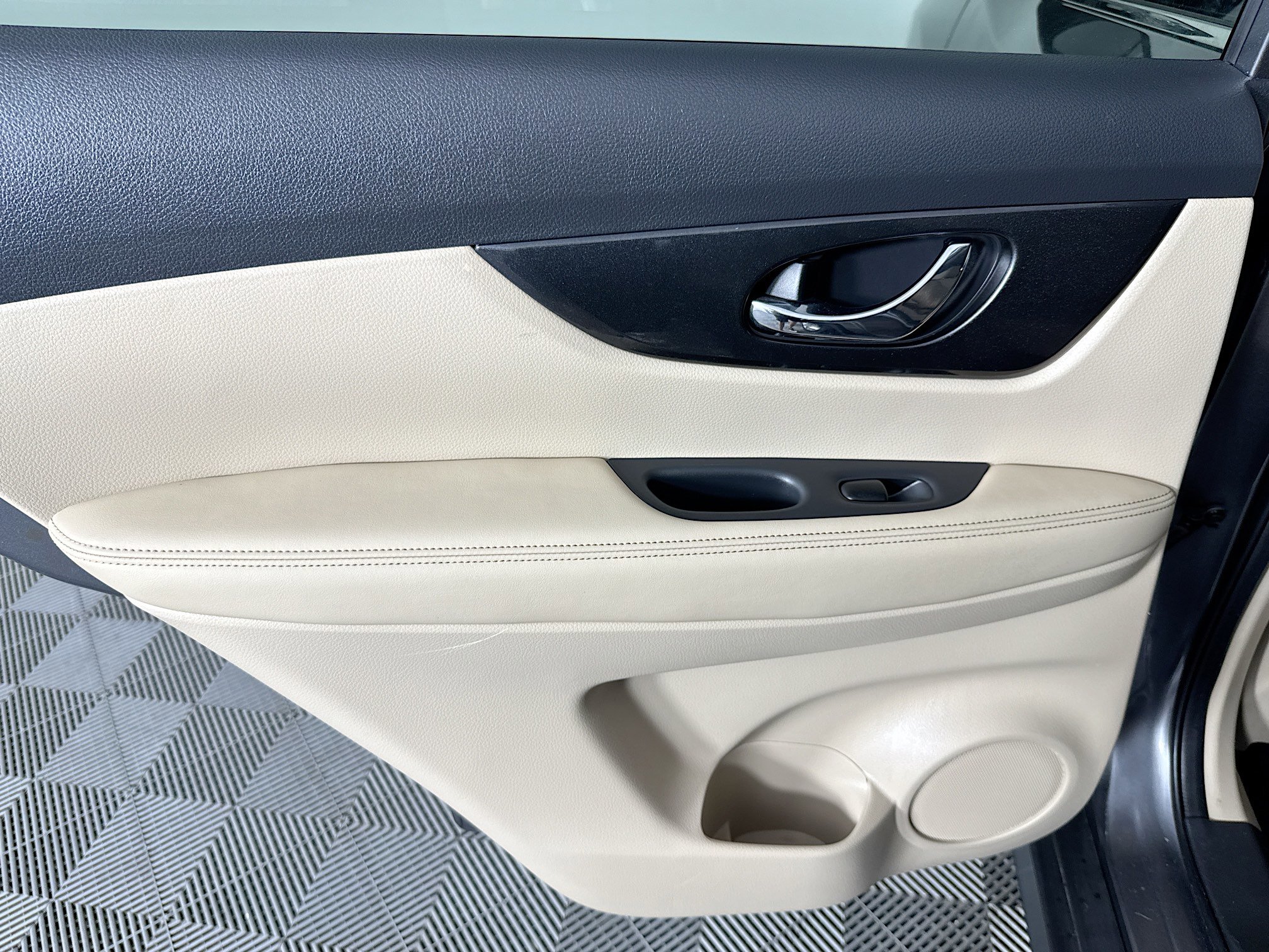 Used 2017 Nissan Rogue SV w/ SV Premium Package image 25