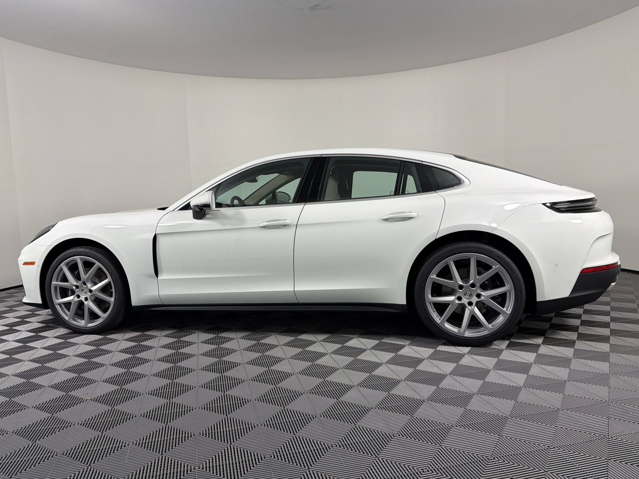 New 2026 Porsche Panamera image 2