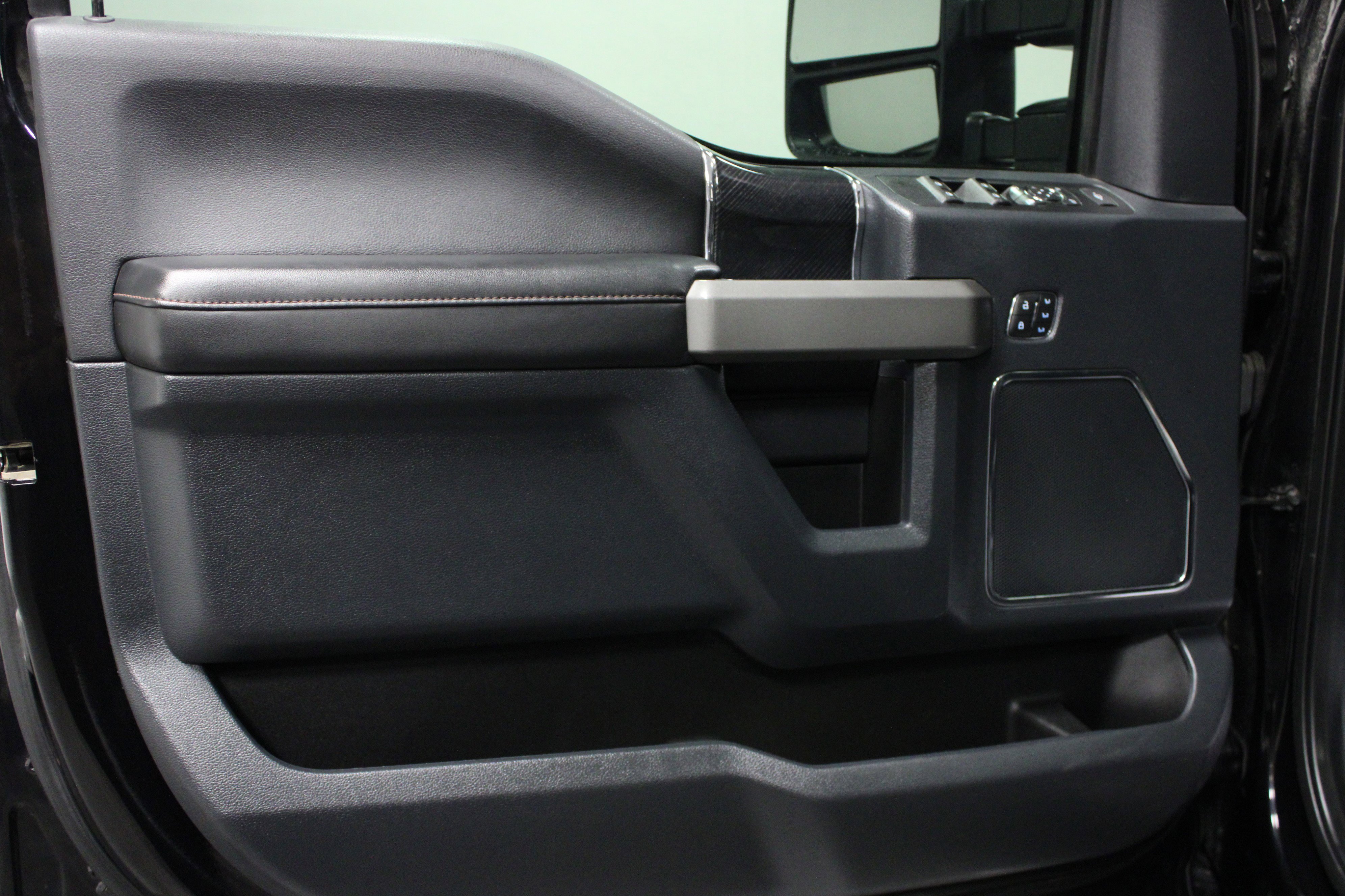 Used 2022 Ford F250 Platinum w/ FX4 Off-Road Package image 11