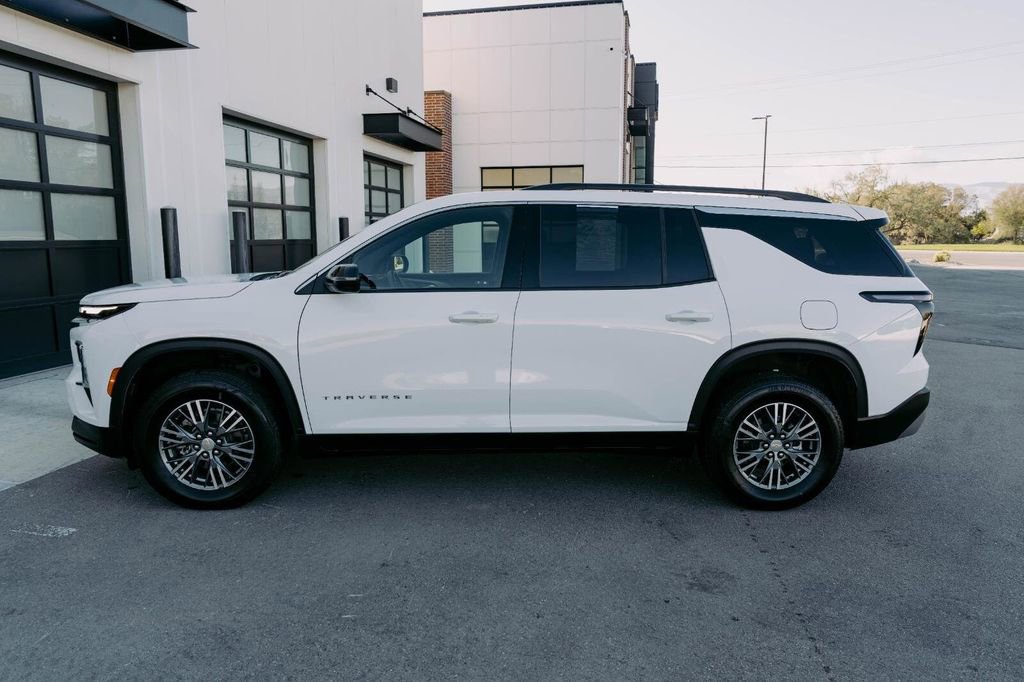 Used 2025 Chevrolet Traverse LT image 2