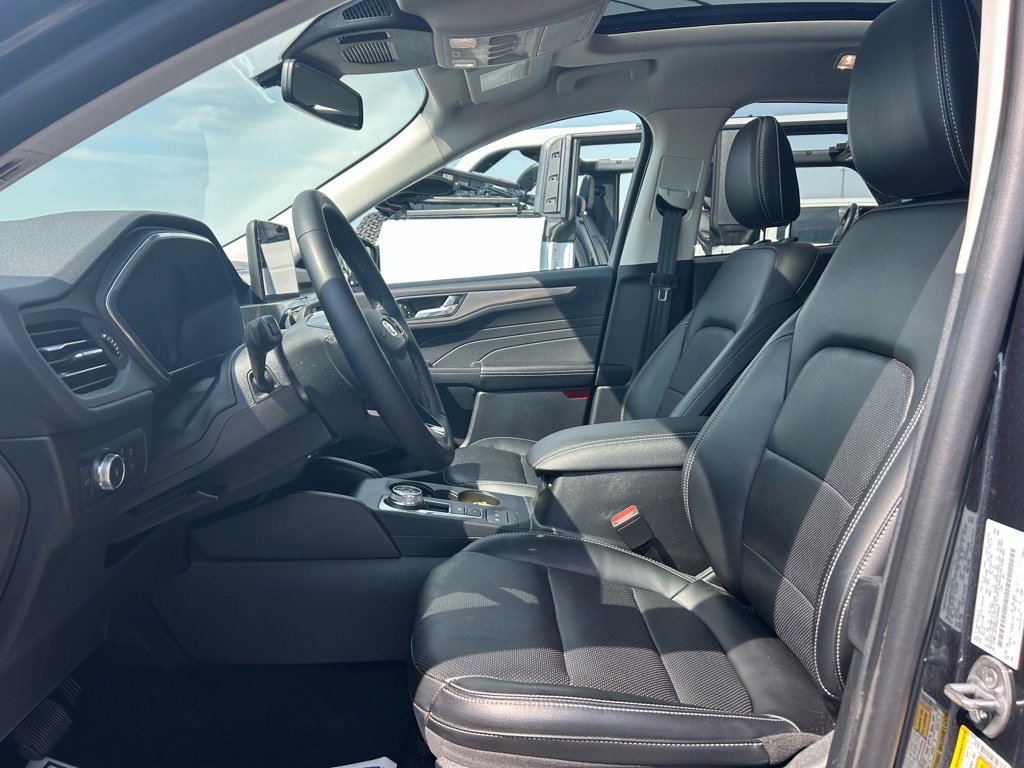 Used 2022 Ford Escape Titanium w/ Class II Trailer Tow Package image 15