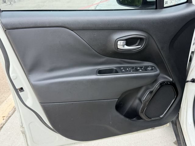 Used 2018 Jeep Renegade Altitude FWD image 10