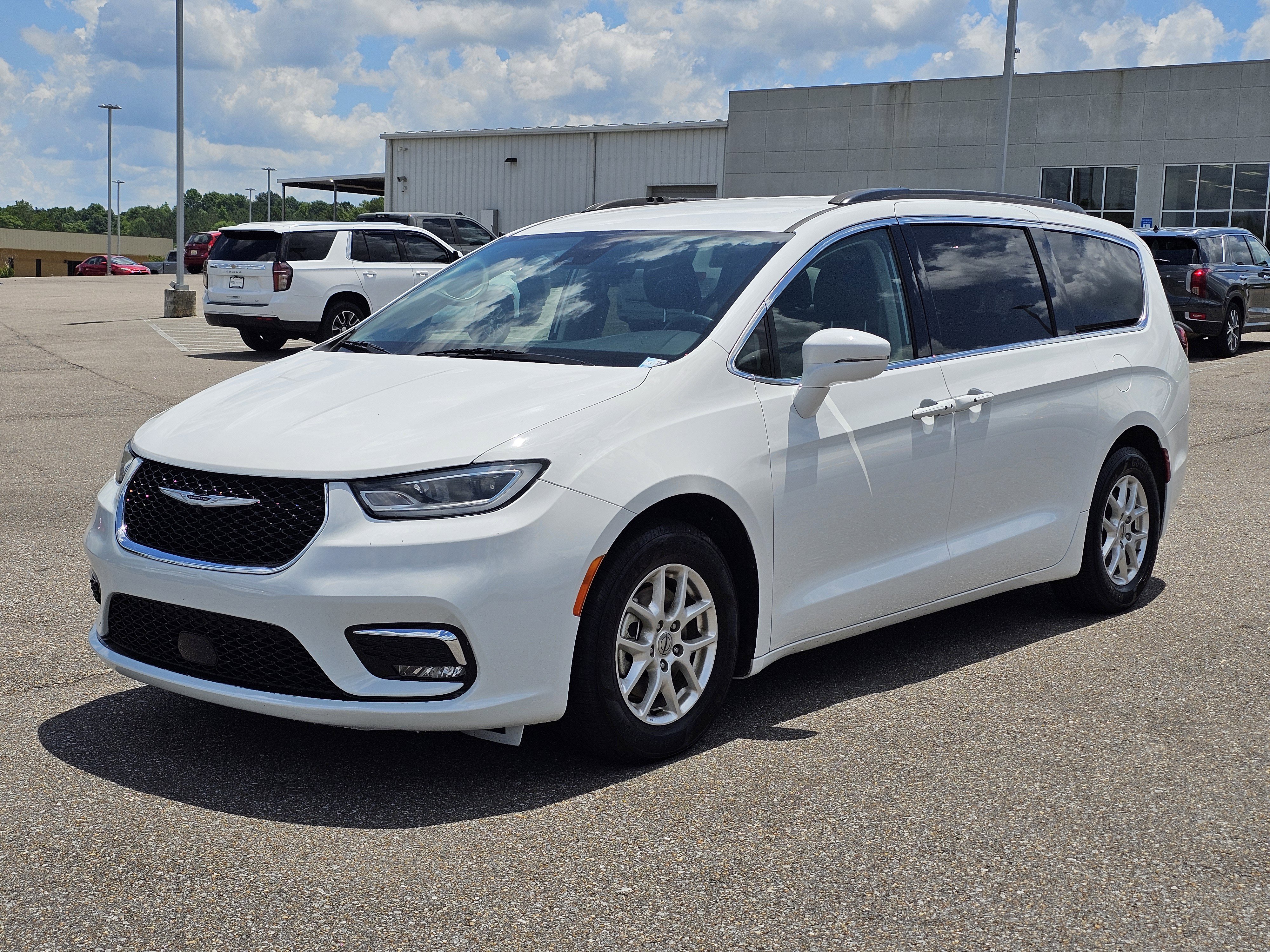 Used 2022 Chrysler Pacifica Touring-L FWD image 1