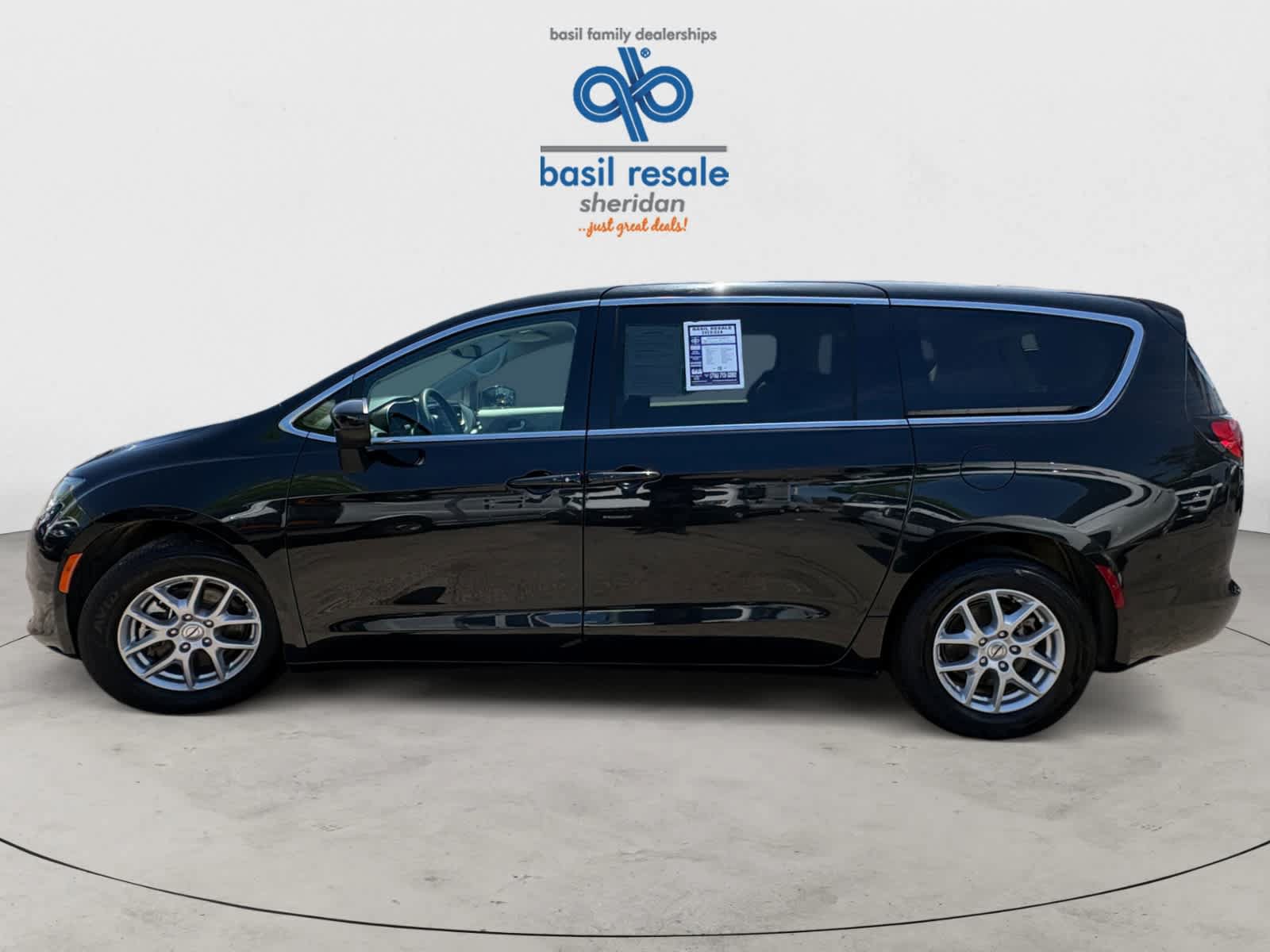 Used 2023 Chrysler Voyager LX FWD image 3