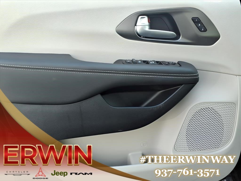 Used 2024 Chrysler Pacifica Touring-L FWD image 10