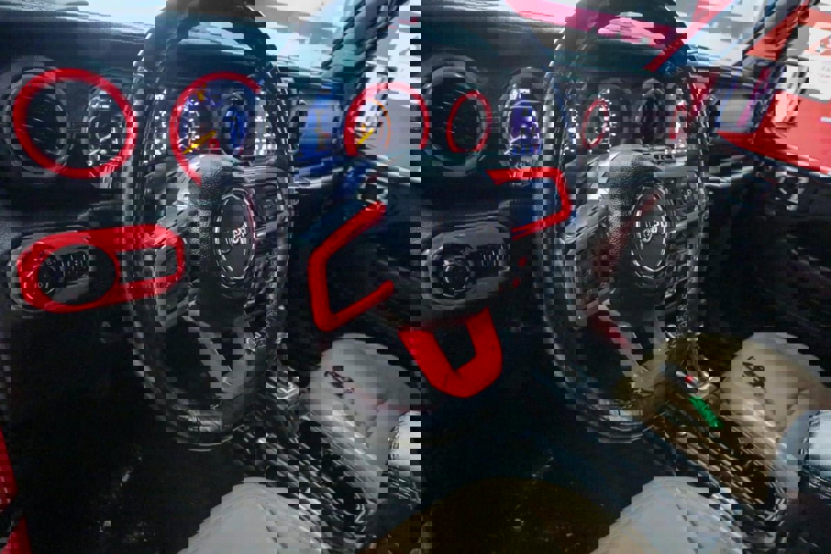 Used 2018 Jeep Wrangler Unlimited Sahara w/ Cold Weather Group image 15