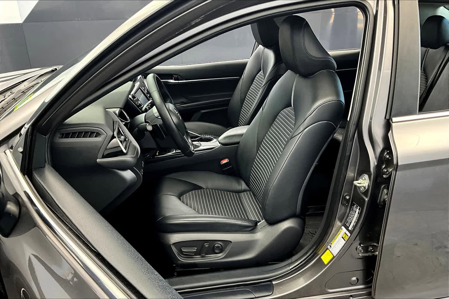 Used 2020 Toyota Camry SE FWD image 9