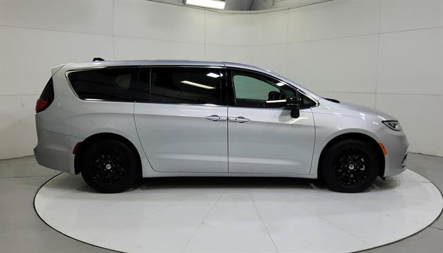Used 2024 Chrysler Pacifica Touring-L FWD image 40