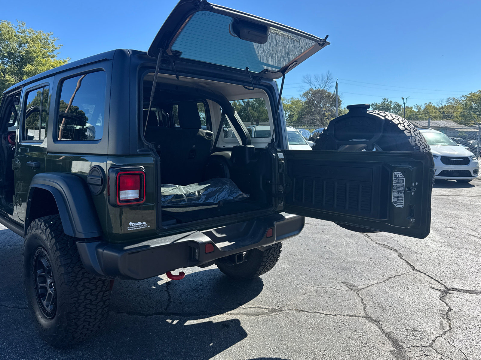 Used 2022 Jeep Wrangler Unlimited Rubicon w/ Xtreme Recon 35" Tire Package AWD/4WD image 18