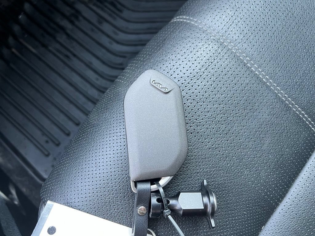 Used 2025 Kia Telluride SX w/ SX Captain's Chair Package AWD/4WD image 32