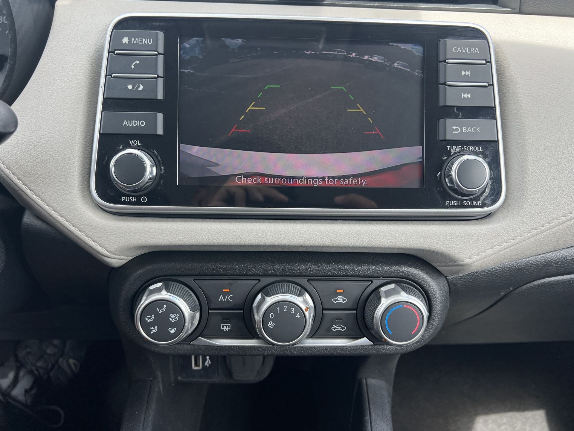 Used 2022 Nissan Versa SV FWD image 4