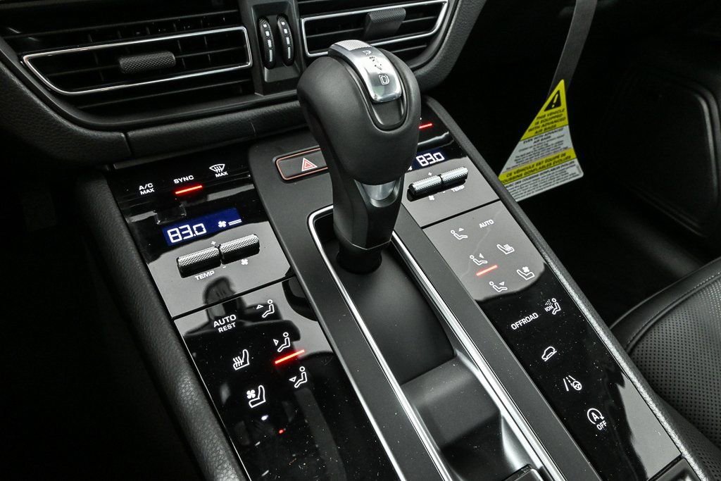 Certified 2026 Porsche Macan AWD/4WD image 18