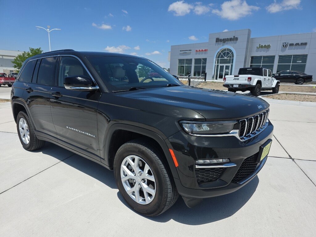 Used 2023 Jeep Grand Cherokee Limited w/ Trailer Tow Package AWD/4WD image 3