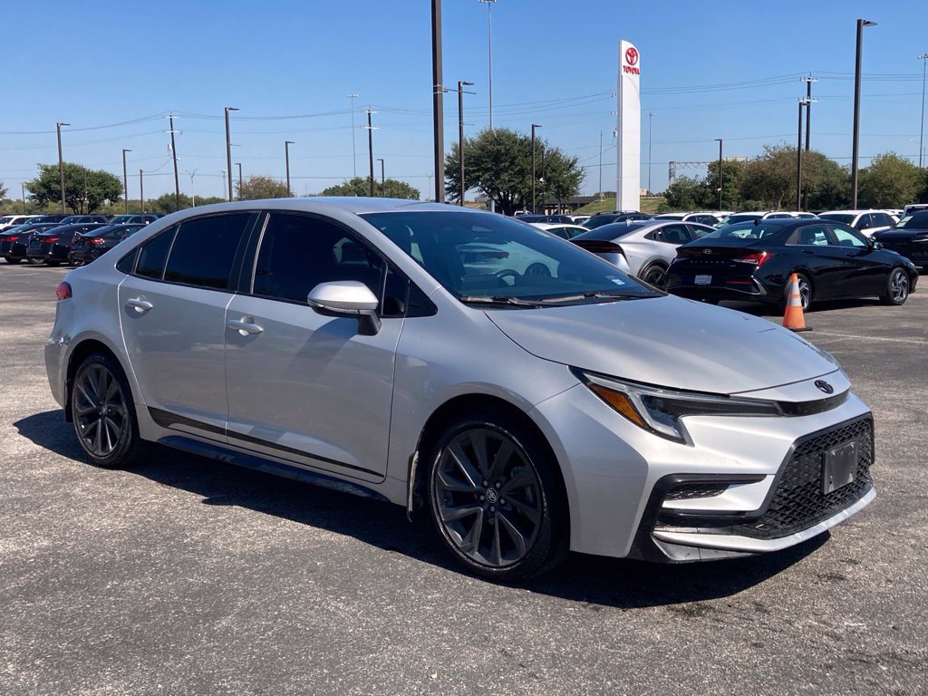 Used 2024 Toyota Corolla SE FWD image 3