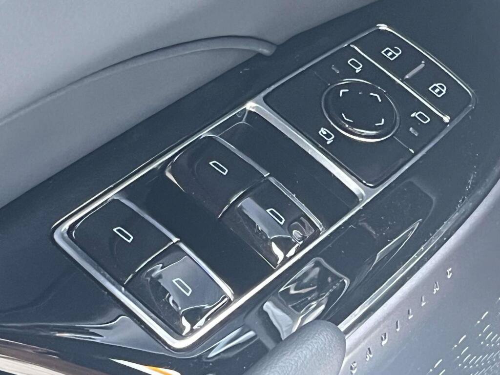 Used 2025 Cadillac Lyriq Luxury AWD/4WD image 28