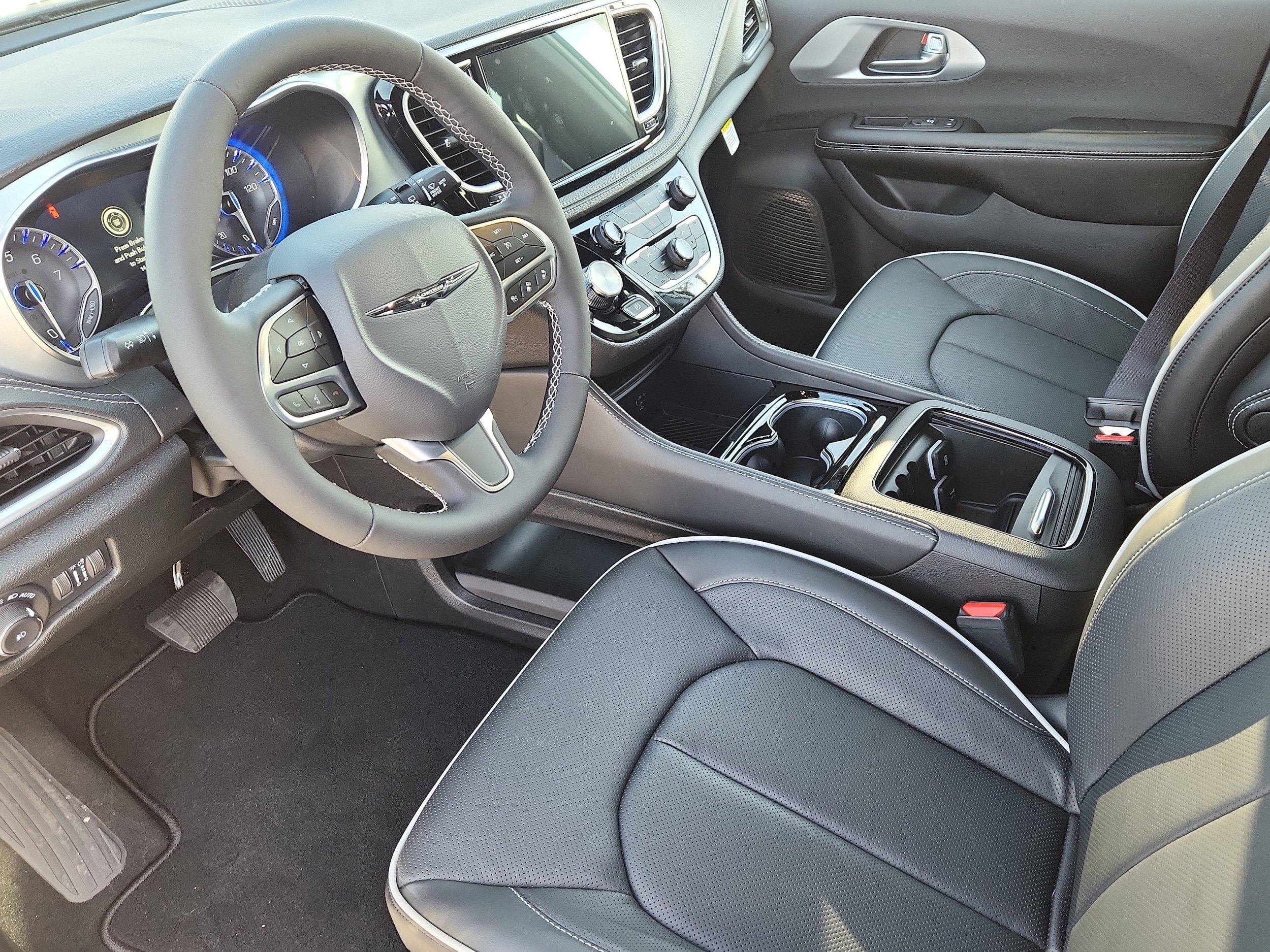 New 2026 Chrysler Pacifica Limited AWD/4WD image 8