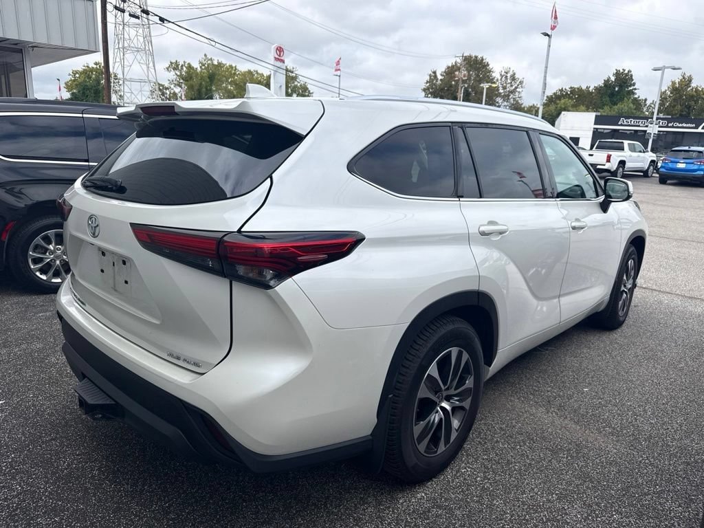 Used 2021 Toyota Highlander XLE AWD/4WD image 5