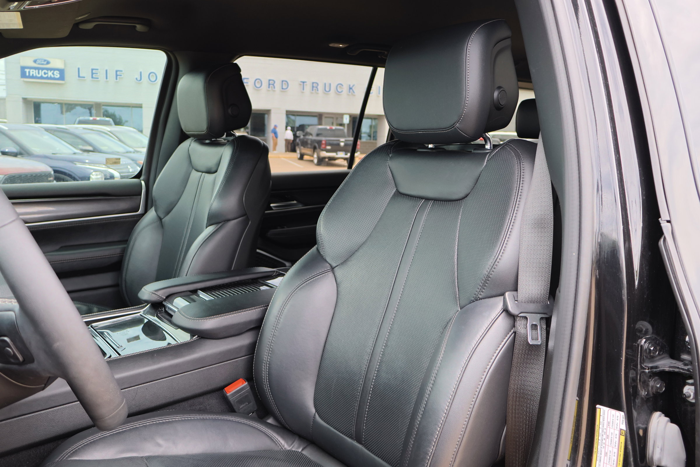 Used 2023 Jeep Wagoneer 4WD image 14