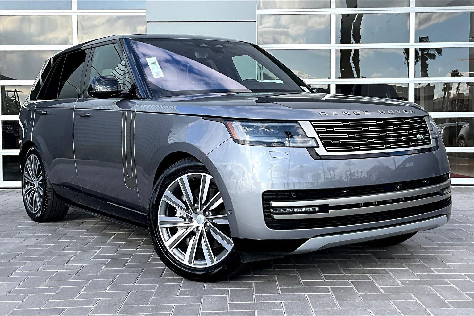 Used 2023 Land Rover Range Rover SE image 3