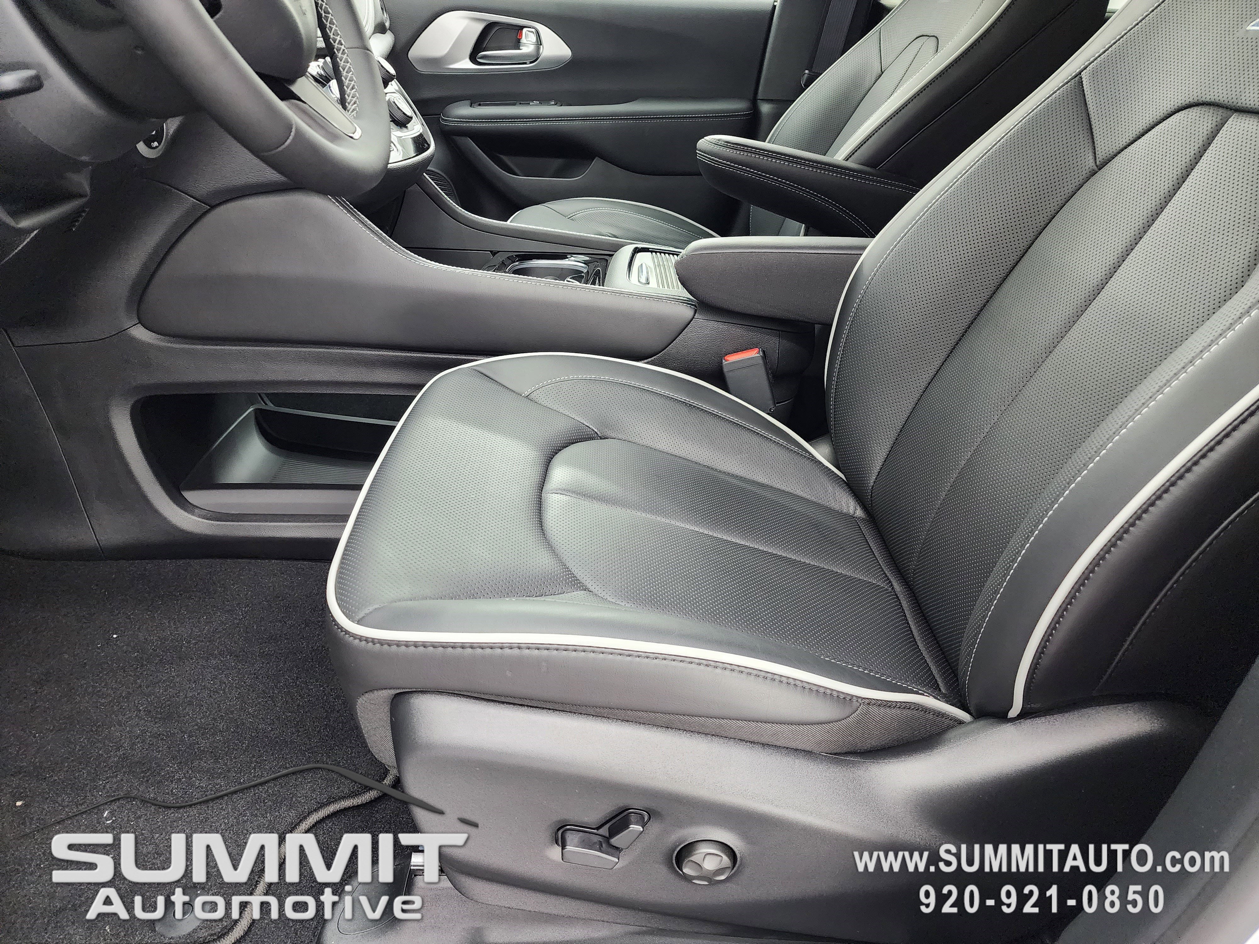 New 2026 Chrysler Pacifica Limited w/ S Appearance Package image 8