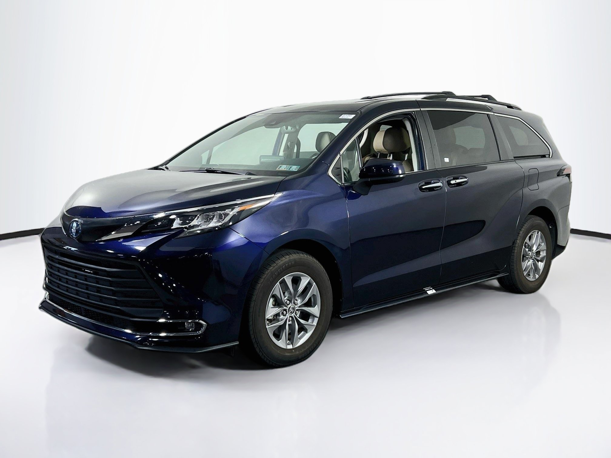Used 2023 Toyota Sienna XLE FWD image 1