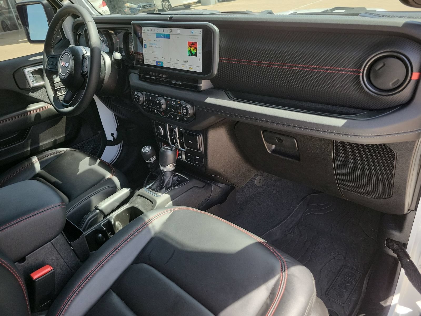 Used 2025 Jeep Wrangler Unlimited Rubicon AWD/4WD image 29