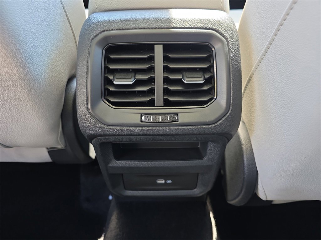 Used 2025 Volkswagen Taos SE image 11
