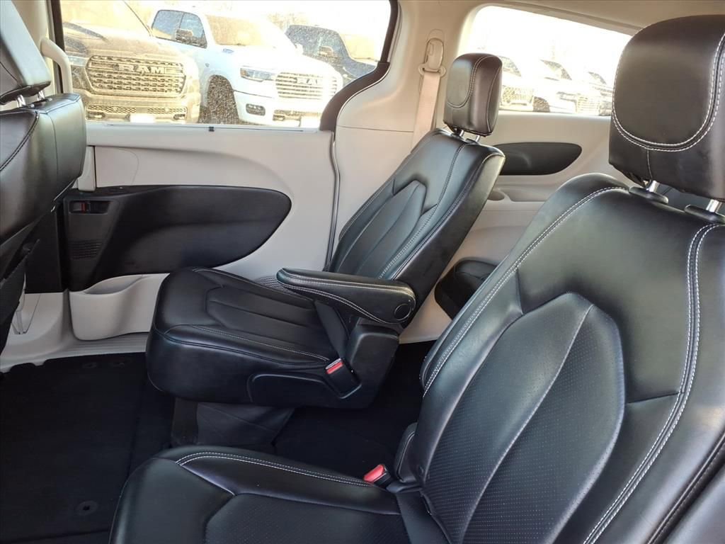 Certified 2023 Chrysler Pacifica Touring-L image 13