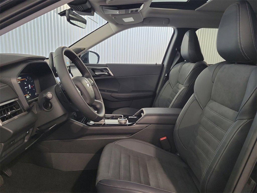 New 2025 Mitsubishi Outlander SE image 15