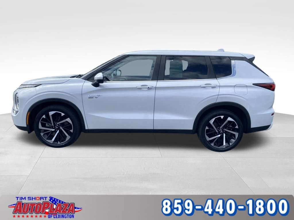 Used 2023 Mitsubishi Outlander SE image 3
