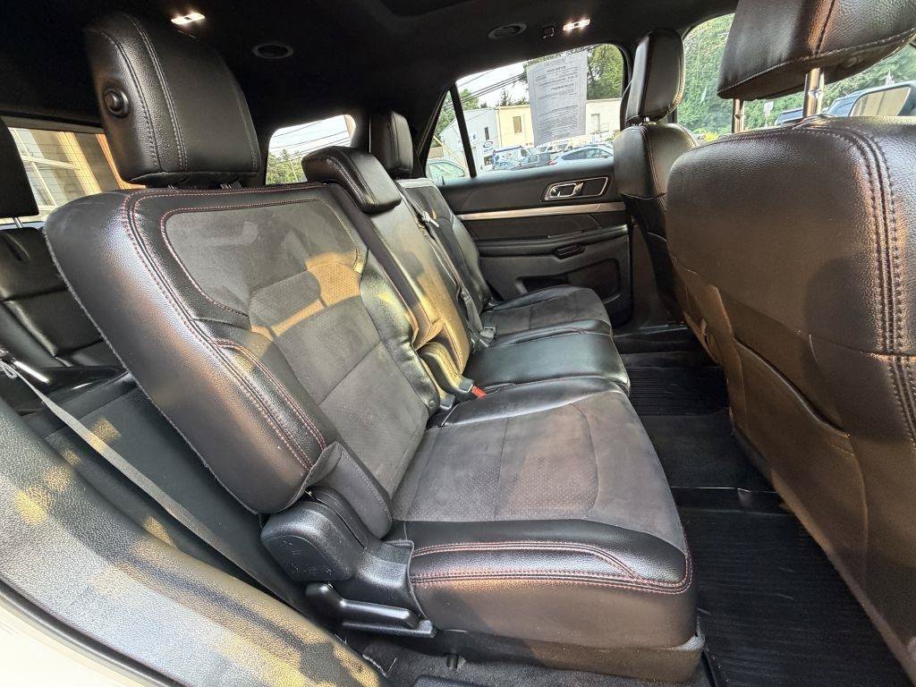 Used 2018 Ford Explorer XLT w/ Equipment Group 202A AWD/4WD image 19