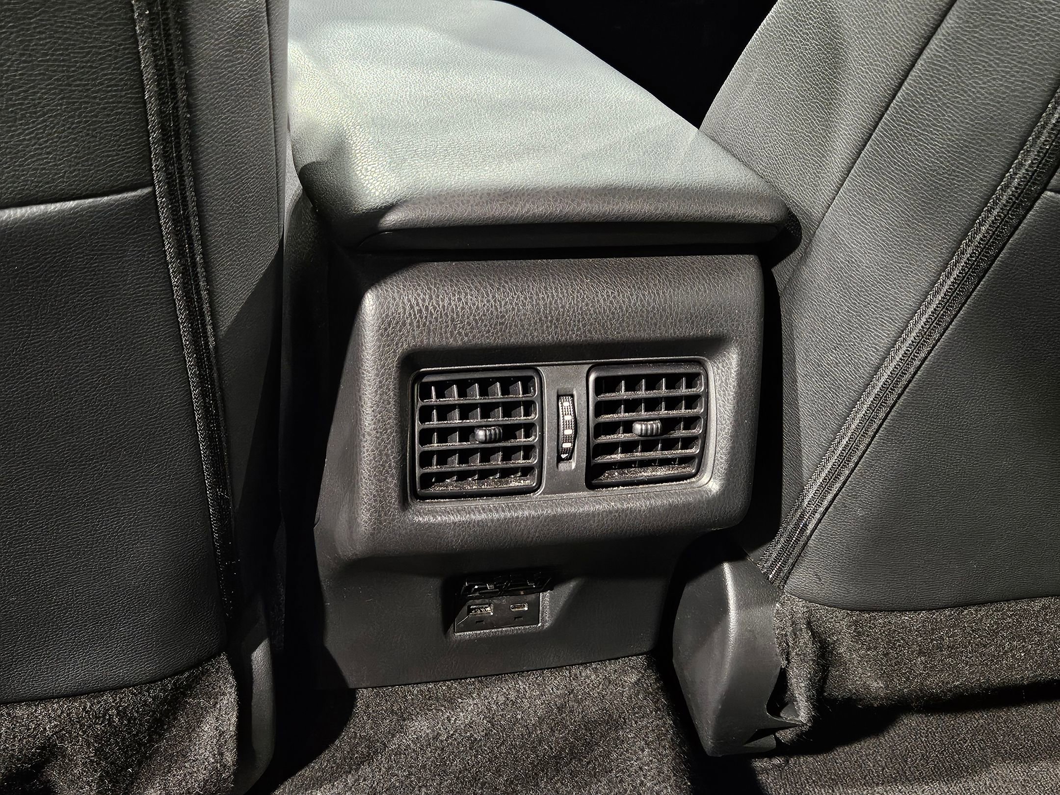 Used 2025 Toyota Camry SE image 36