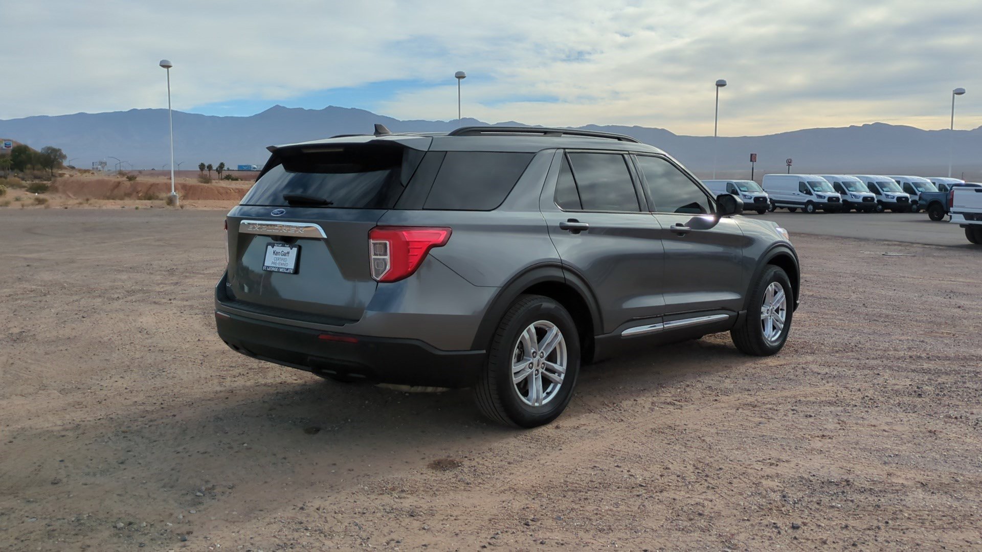 Used 2022 Ford Explorer XLT image 3
