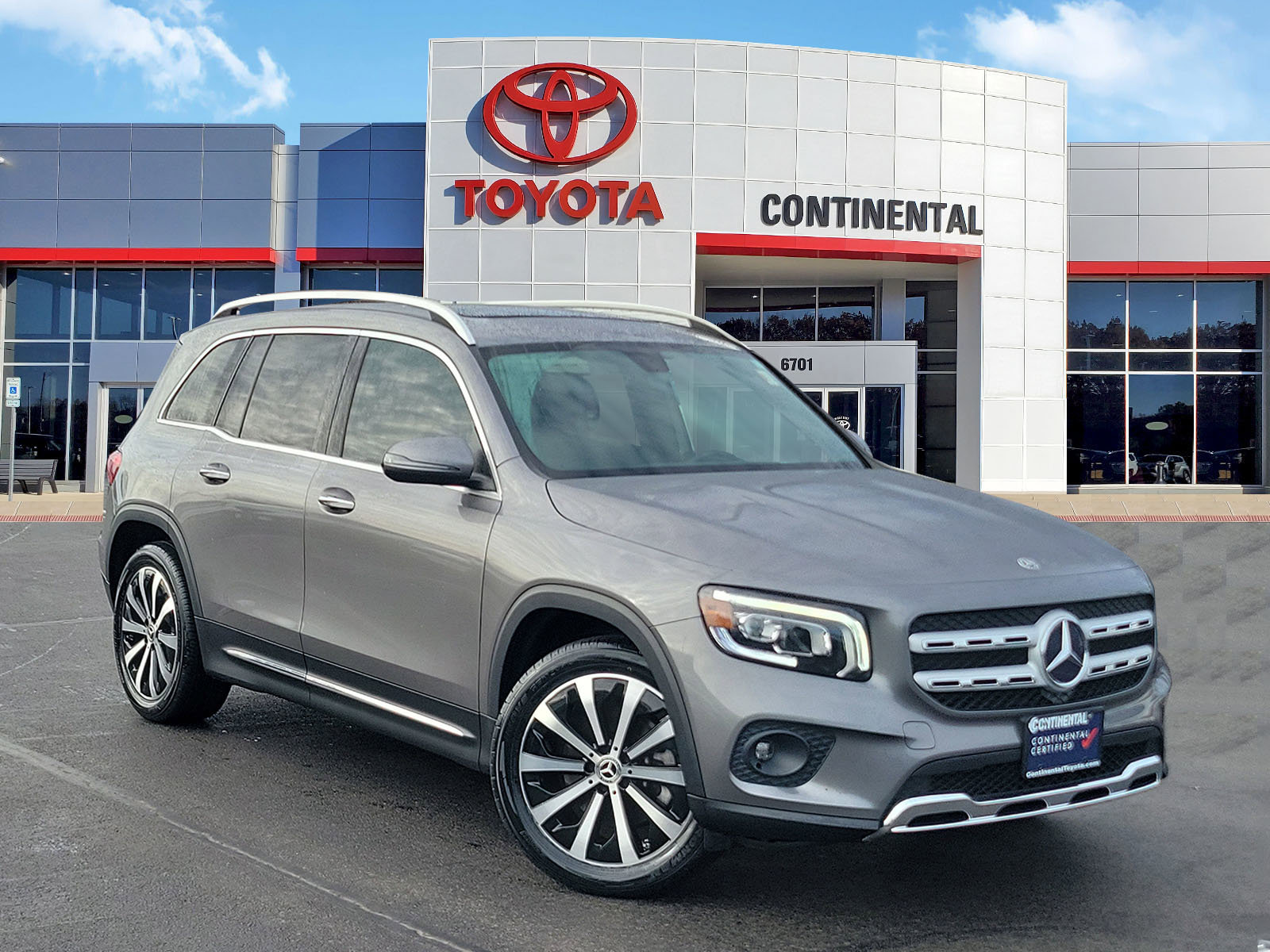 Used 2022 Mercedes-Benz GLB 250 4MATIC image 2