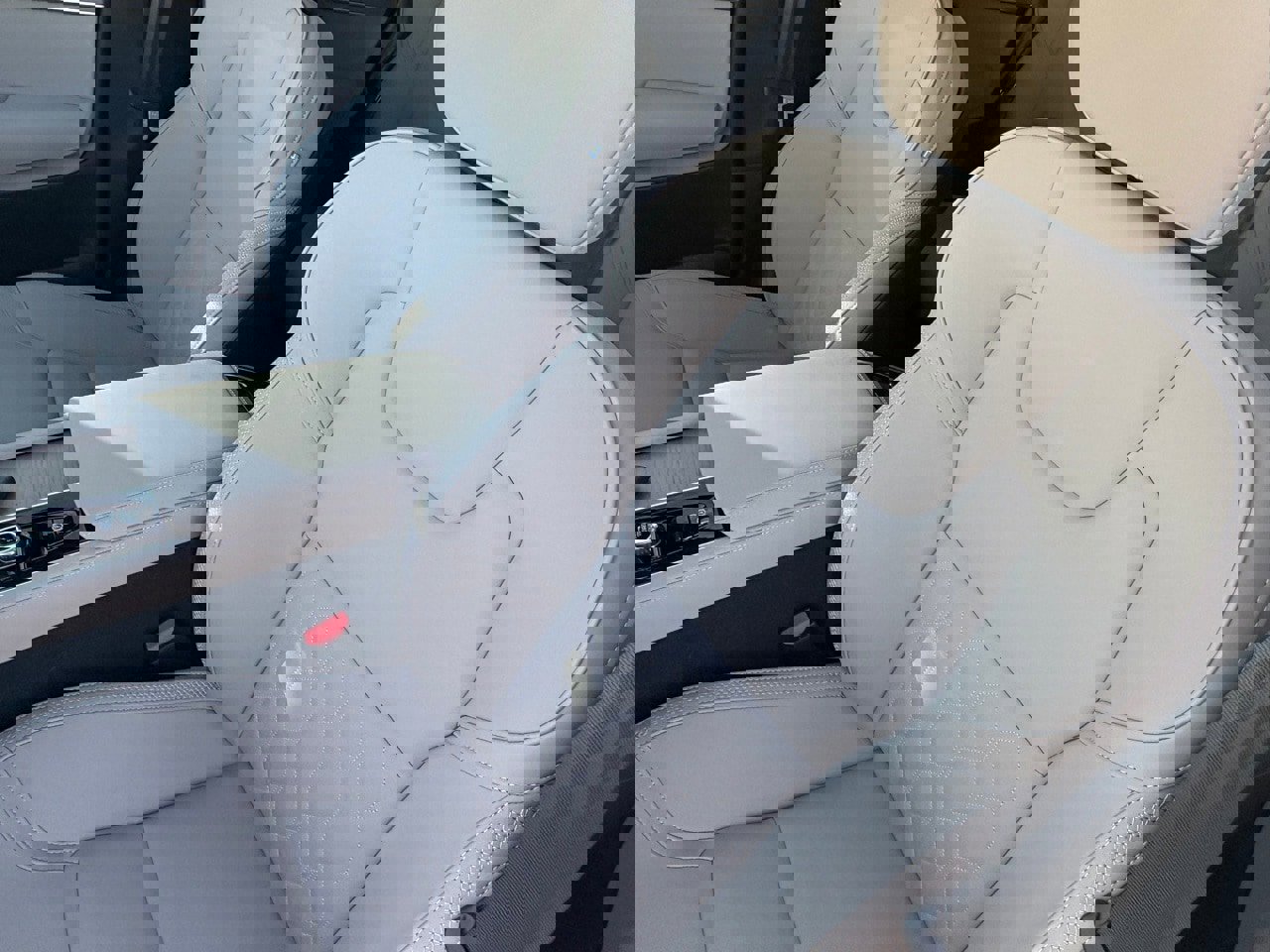 New 2025 Volvo XC90 T8 Plus w/ Protection Package Premier image 24