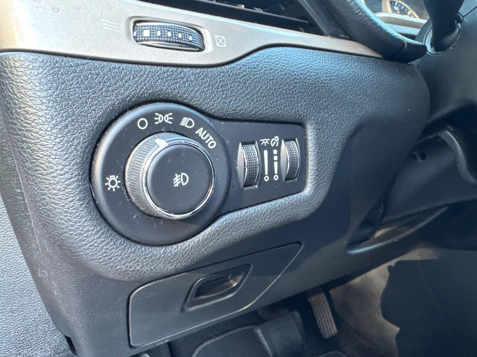 Used 2016 Jeep Cherokee Limited FWD image 36