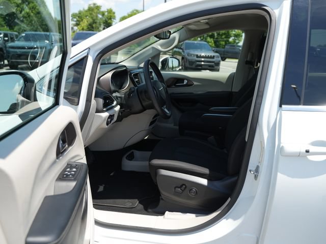 Used 2023 Chrysler Voyager LX FWD image 12