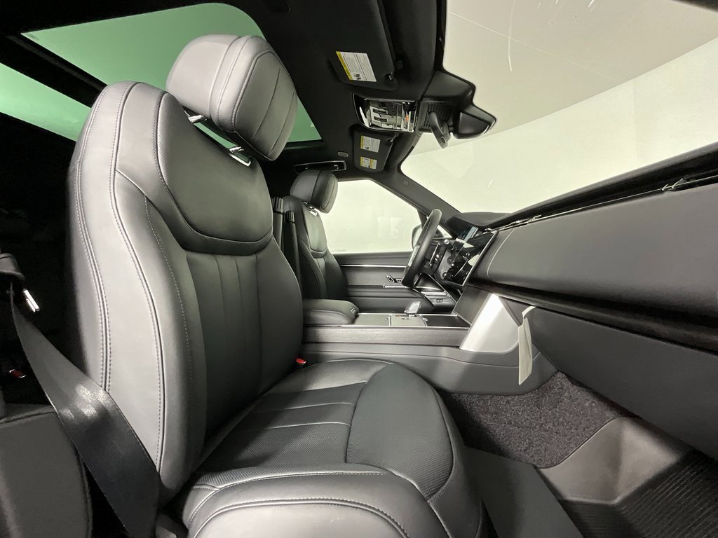 New 2025 Land Rover Range Rover SE image 3