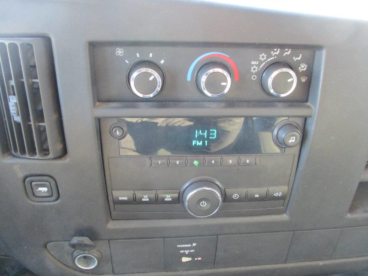 Used 2009 Chevrolet Express 3500 image 17