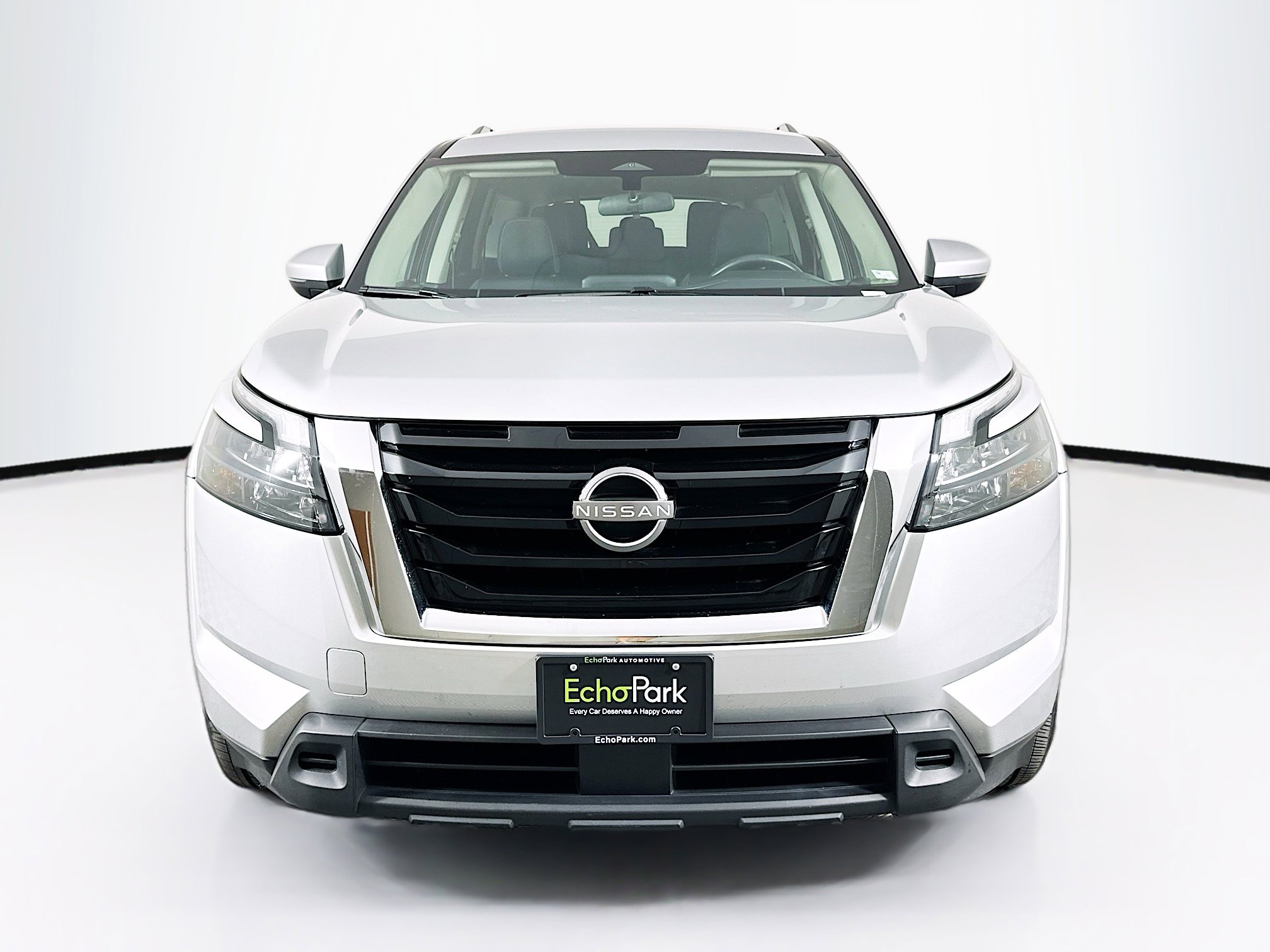 Used 2024 Nissan Pathfinder SV image 2