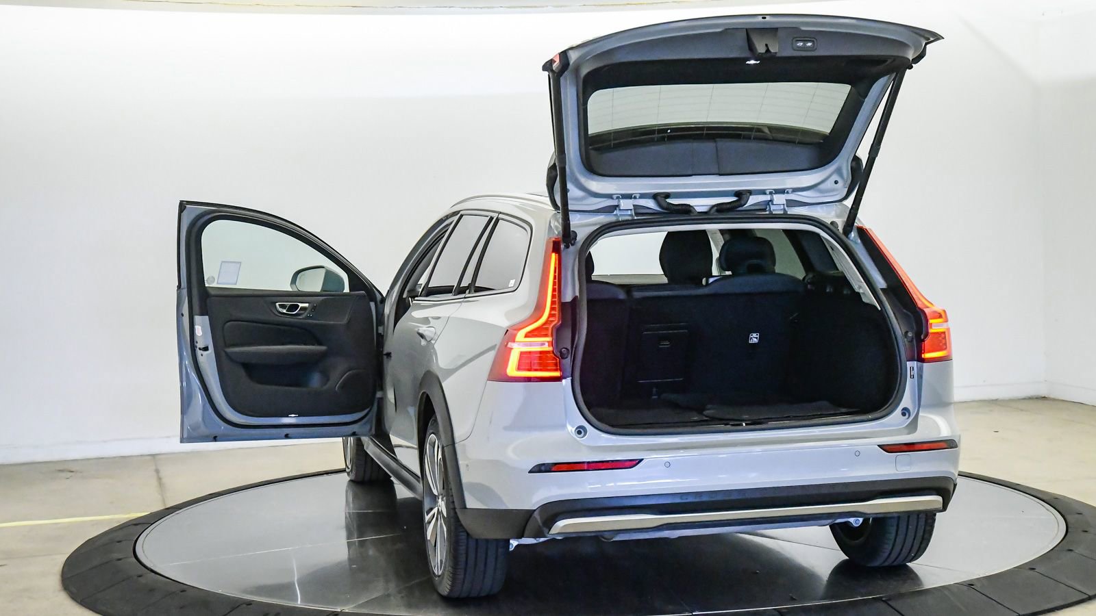 Certified 2025 Volvo V60 B5 Cross Country Plus AWD/4WD image 25