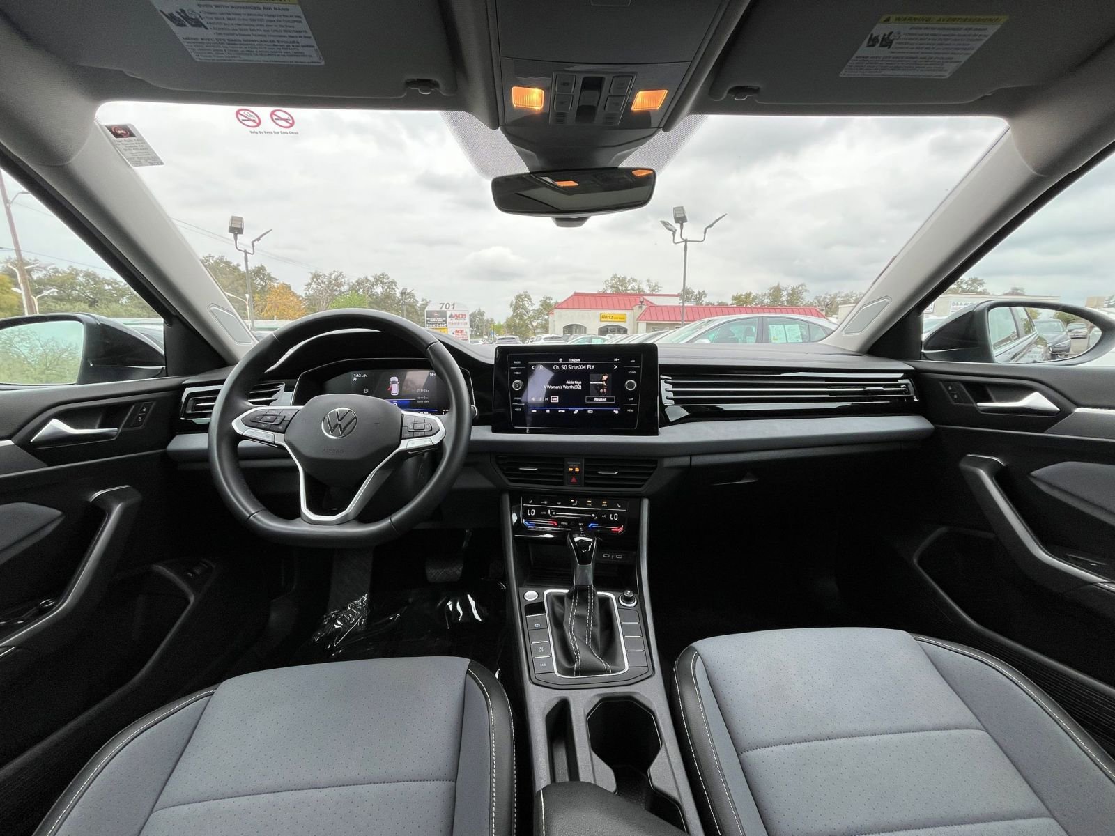 Used 2025 Volkswagen Jetta SE image 32