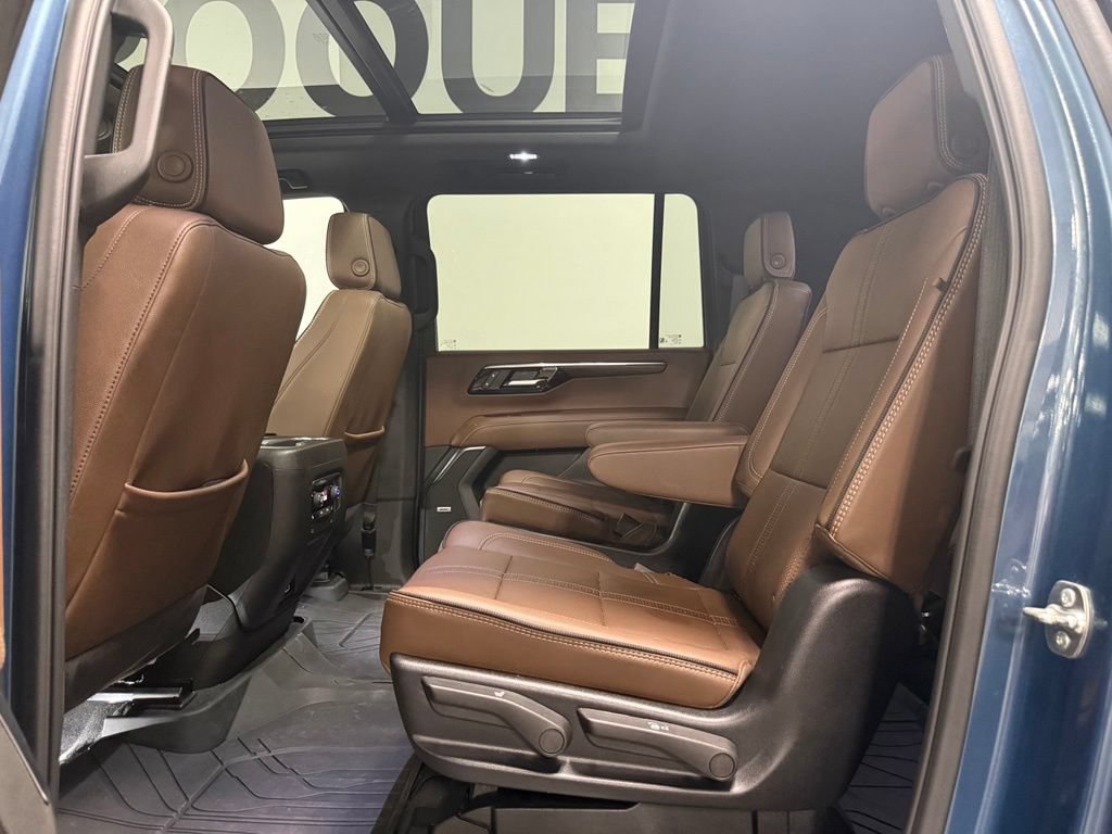 Used 2025 Chevrolet Suburban High Country AWD/4WD image 10