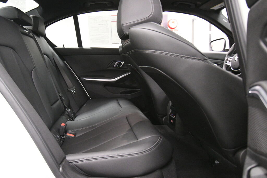 Used 2025 BMW 330i xDrive Sedan w/ Premium Package image 27