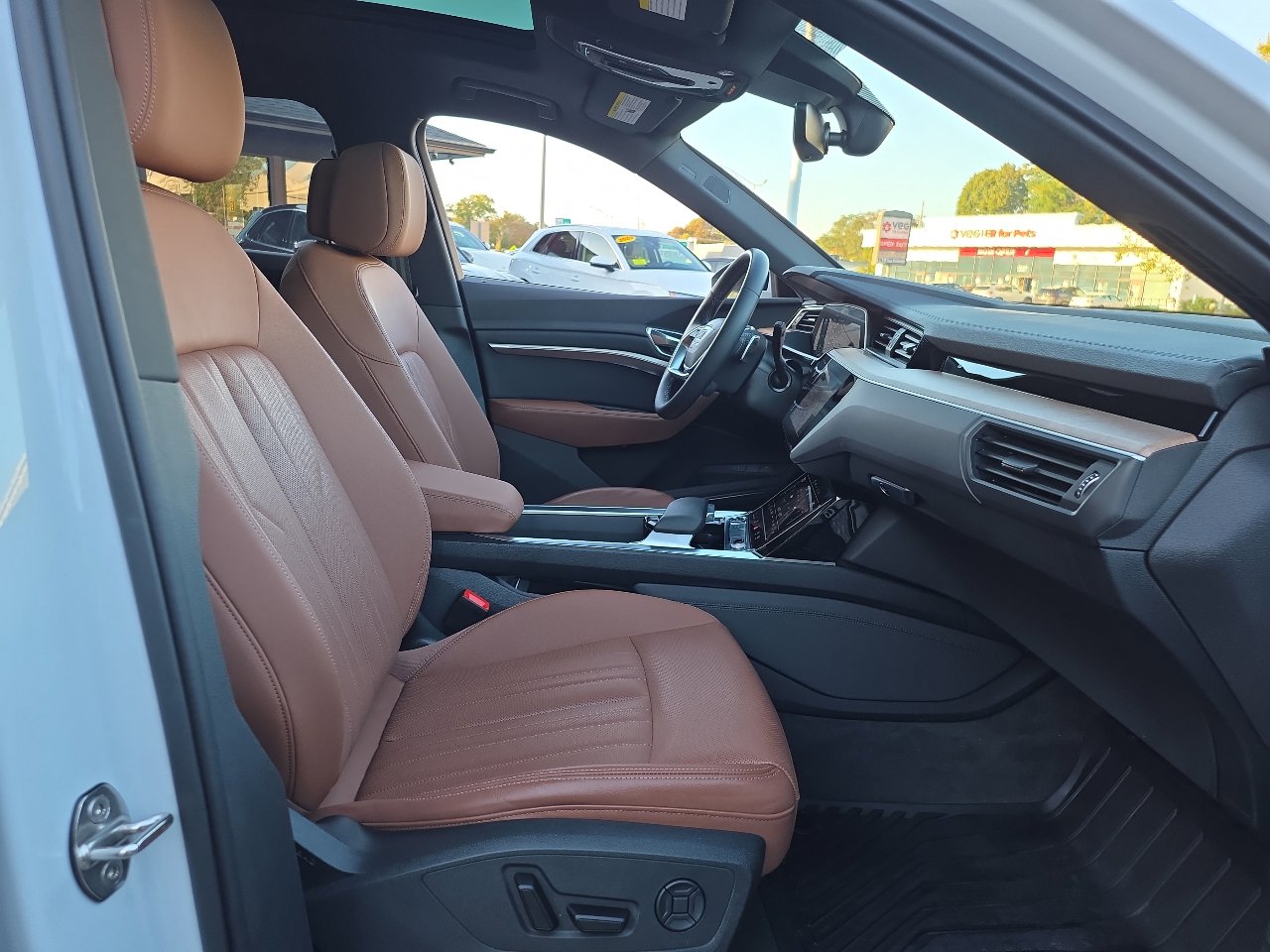 Used 2024 Audi Q8 e-tron Premium Plus w/ Premium Plus Package image 46