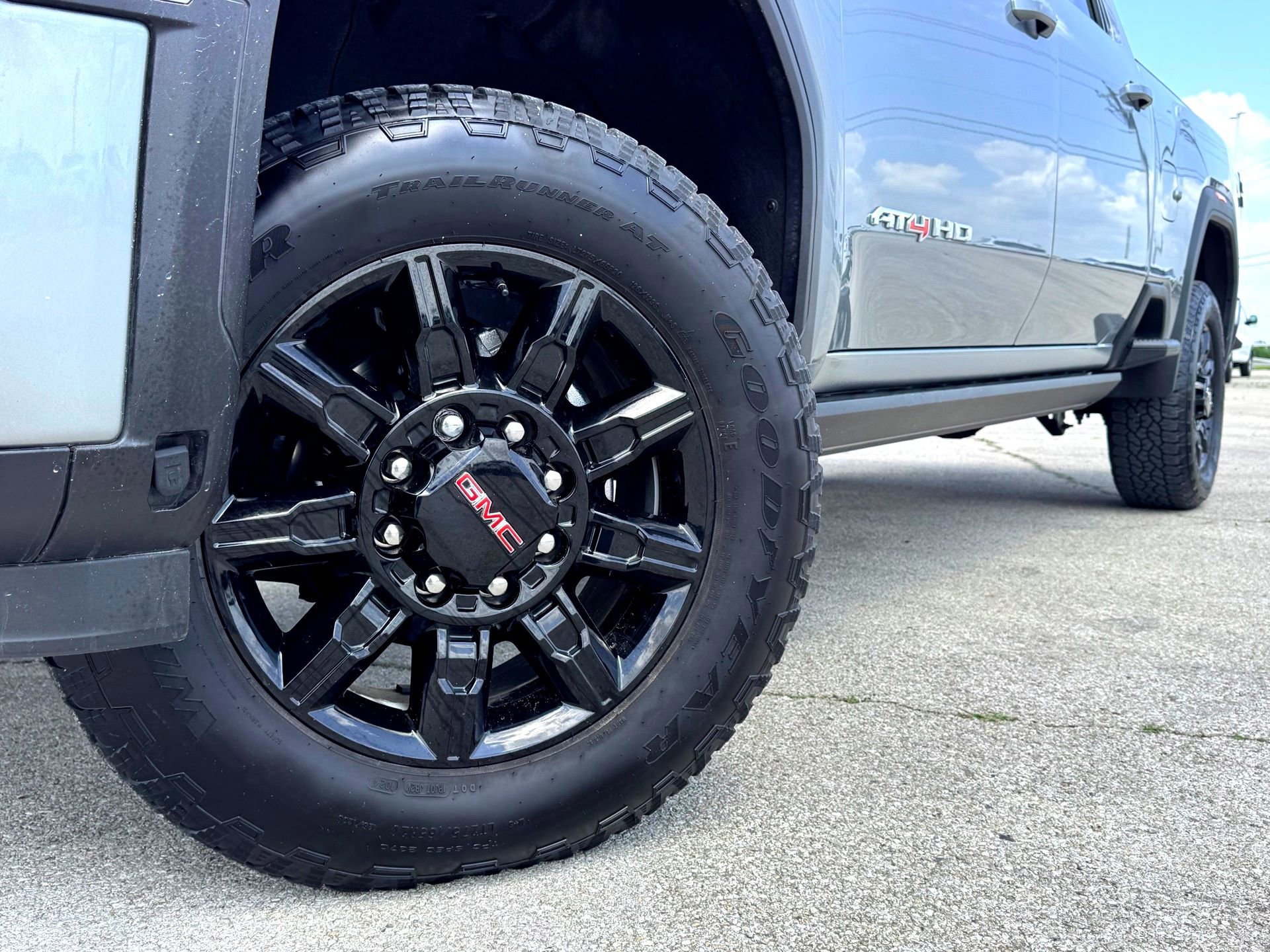 Used 2024 GMC Sierra 2500 AT4 w/ AT4 Premium Plus Package image 2