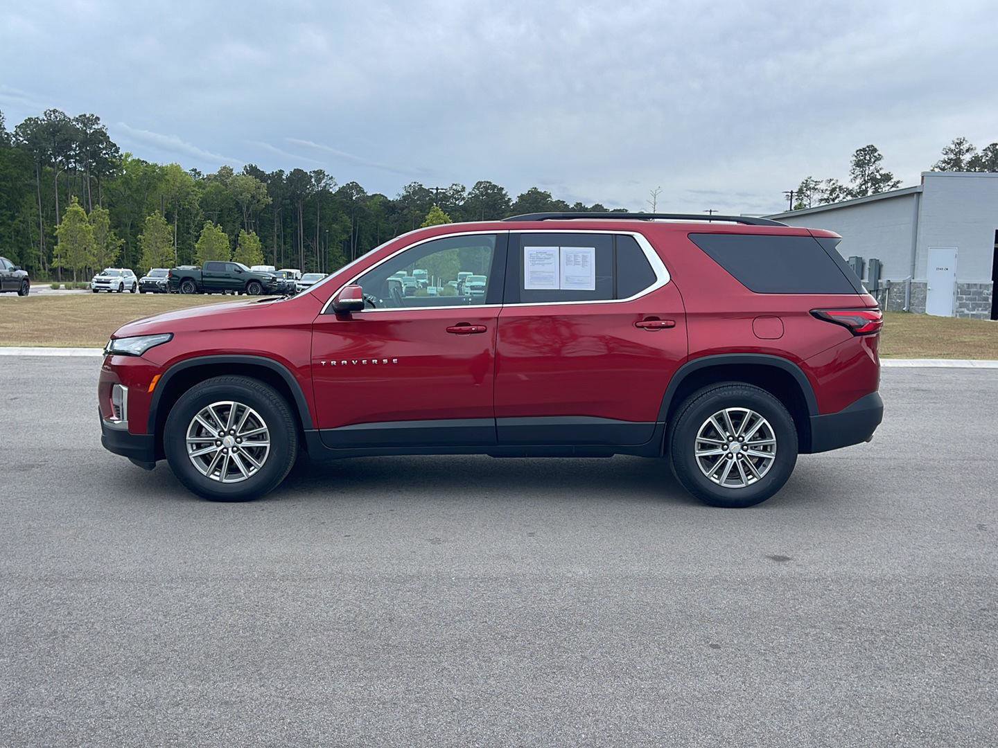 Used 2023 Chevrolet Traverse LT FWD image 4