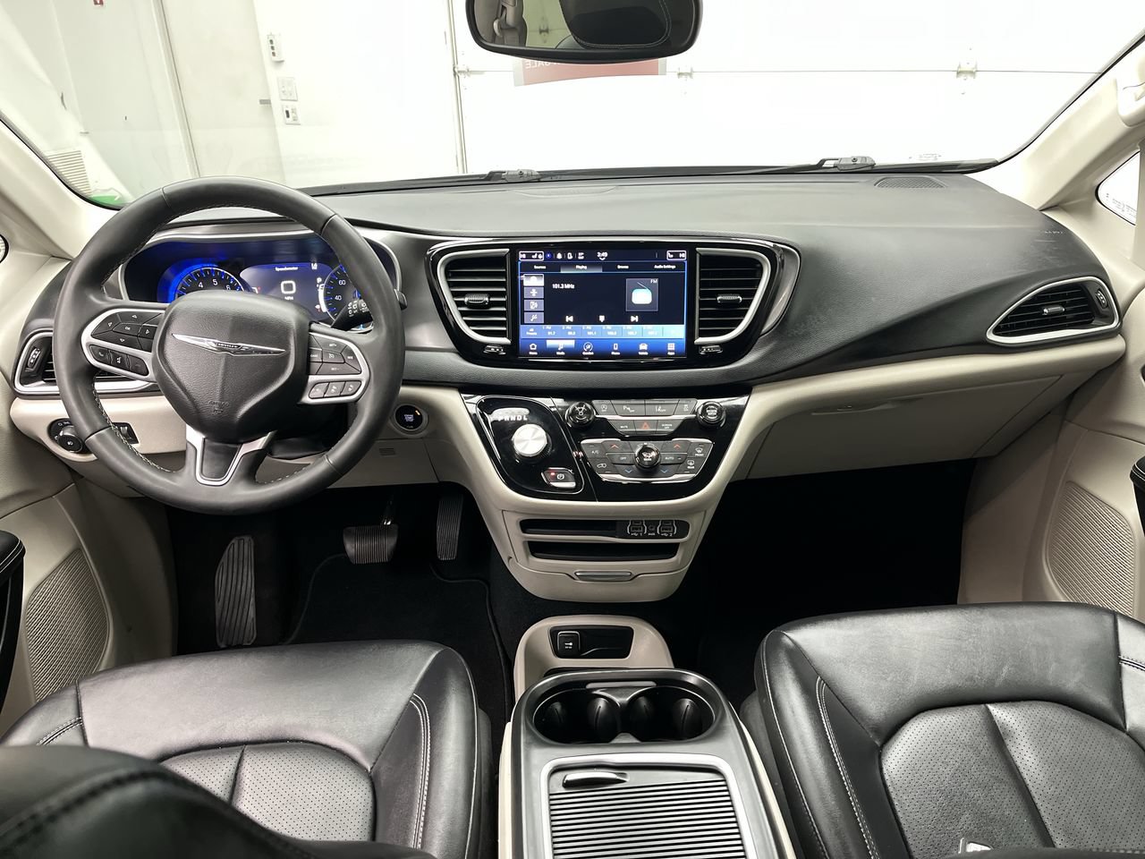 Used 2024 Chrysler Pacifica Touring-L FWD image 4