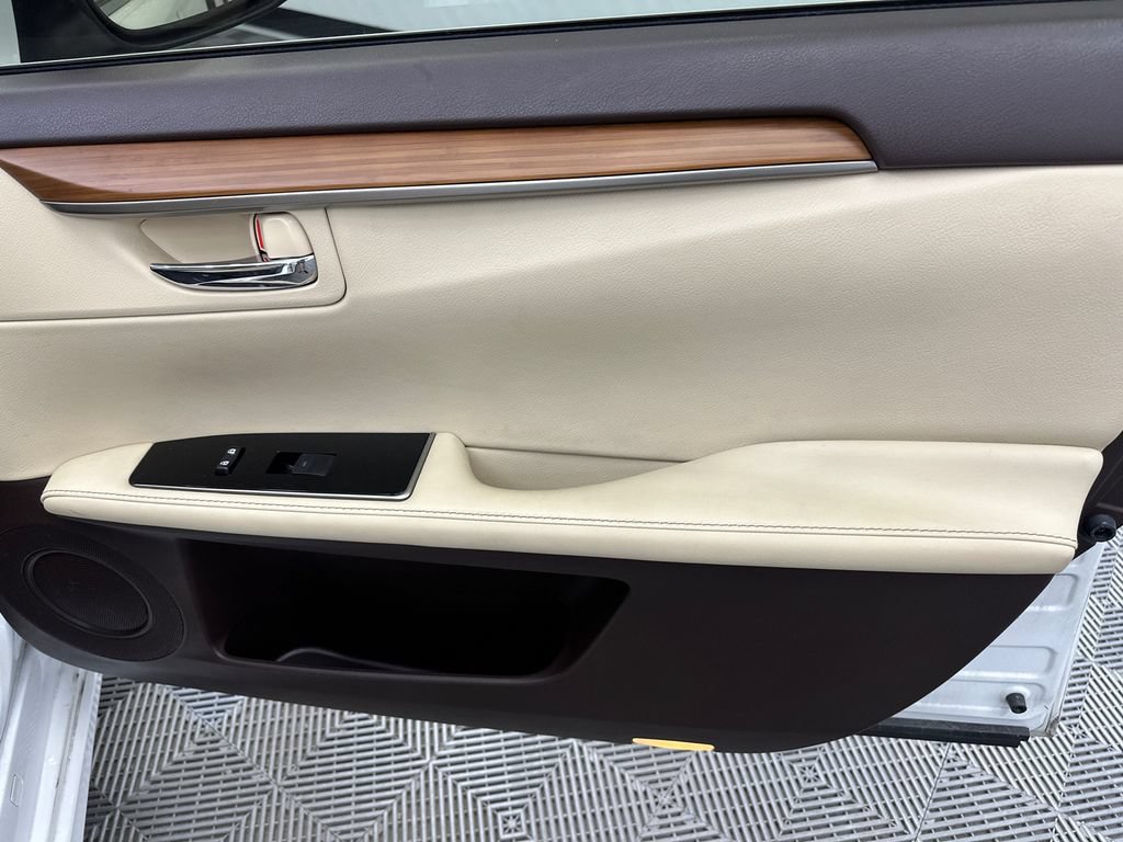 Used 2018 Lexus ES 300h w/ Luxury Package FWD image 16